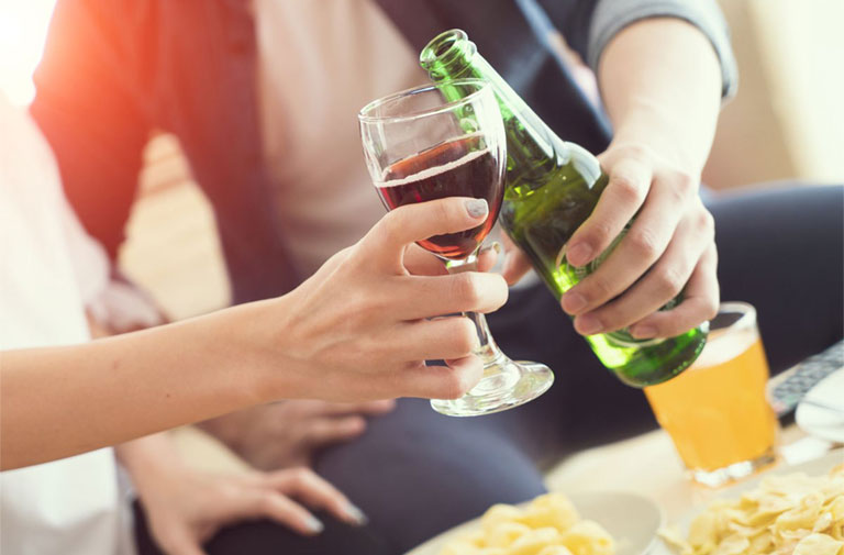 bệnh gout có được uống rượu vang không?