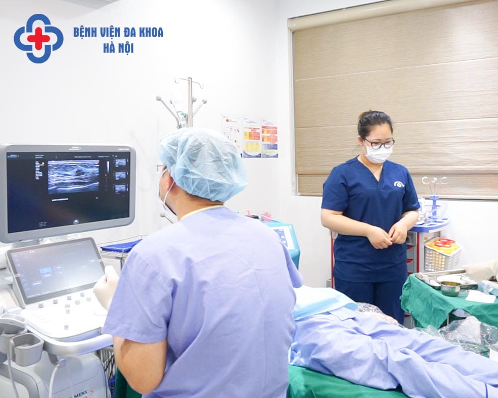 Phương pháp hút u vú chân không VABB được thực hiện bởi các bác sĩ chuyên khoa tại Bệnh viện Đa khoa Hà Nội.