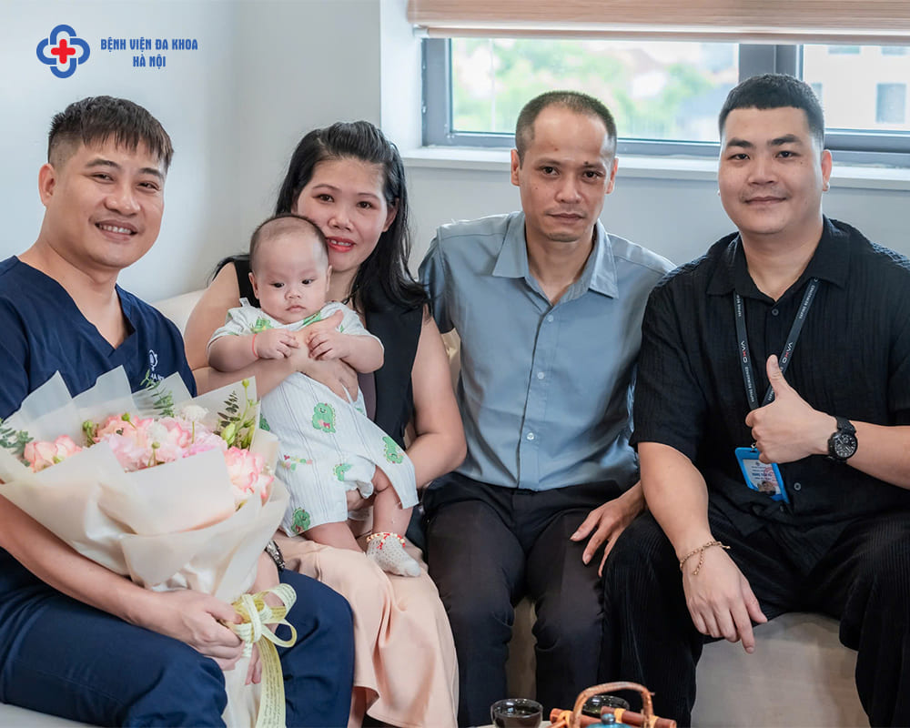Gia đình cùng bé con đến thăm và cảm ơn bác sĩ