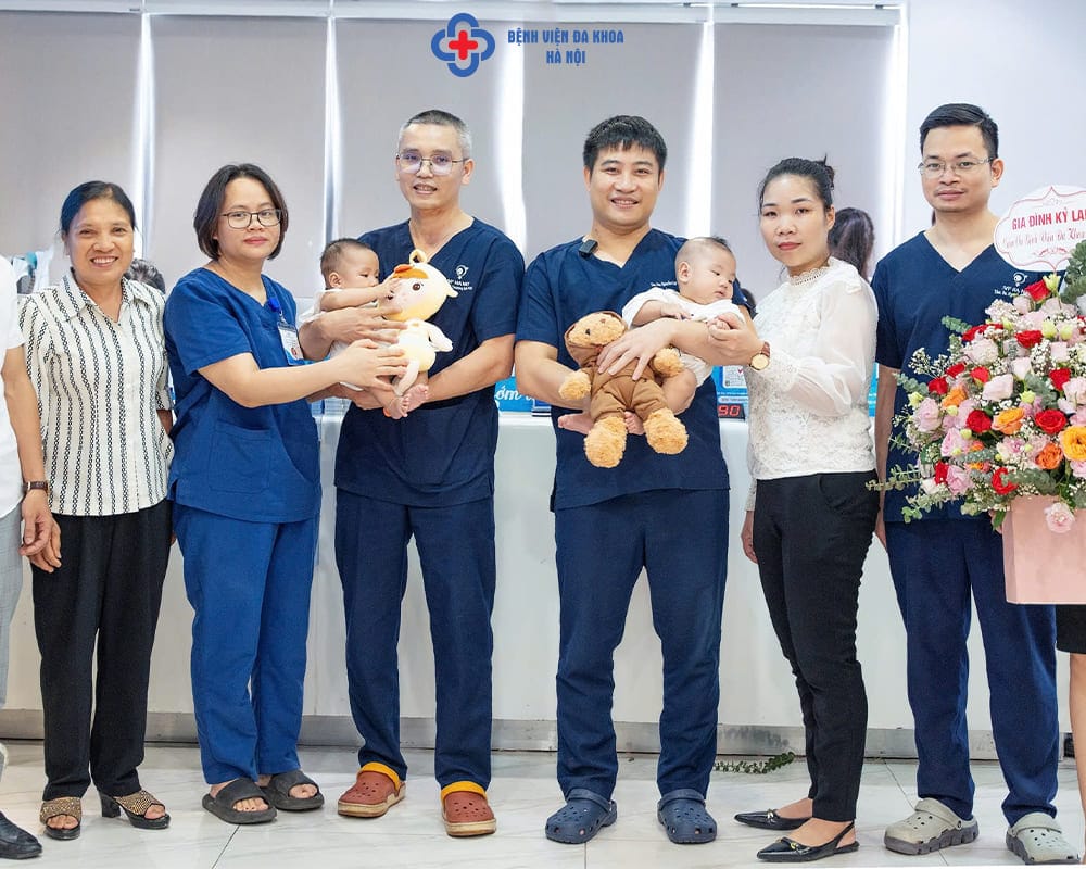 Những em bé IVF Hà Nội đến thăm các bác sĩ