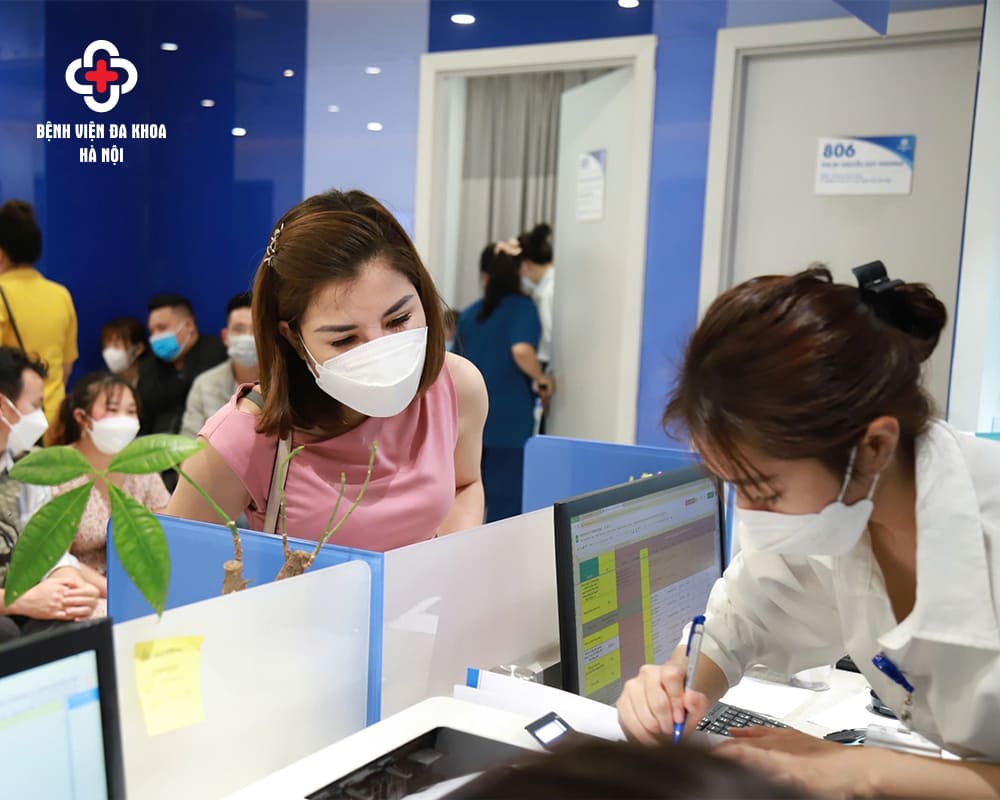 Khách hàng được tư vấn kỹ lưỡng về chi phí thăm khám sức khỏe sinh sản