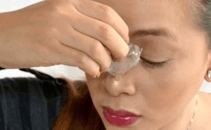 Khi chảy máu cam, nên dùng ngón tay cái và ngón trỏ đè vào vùng mềm ở phía trước mũi.