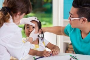 Nhược thị khiến trẻ gặp nhiều khó khăn trong học tập và sinh hoạt, vận động.