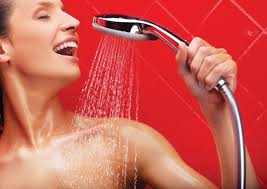 Không nên tắm vòi hoa sen 2 tháng đầu sau khi phẫu thuật nâng ngực.
