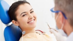 Tẩy trắng răng được dùng cho người có răng xỉn màu do ngoại sinh.