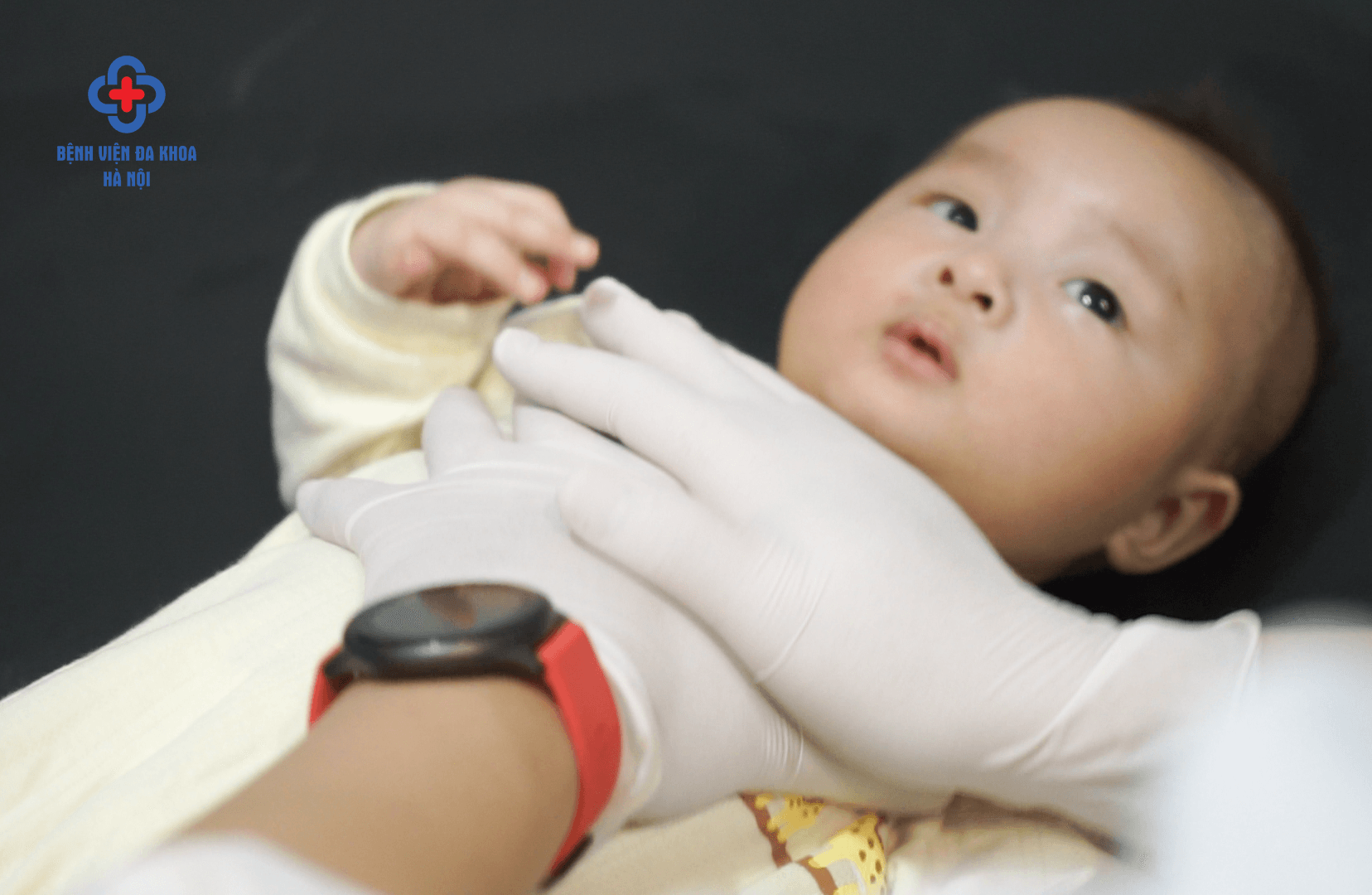 Trẻ đang được chuyên gia thực hiện kỹ thuật tăng luồng khí thở ra