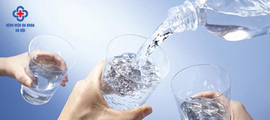 Bệnh nhân bị sỏi thận nên uống nhiều nước Bệnh nhân bị sỏi thận nên uống nhiều nước