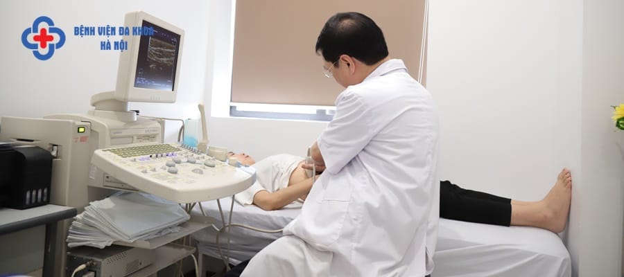 Bác sĩ chuyên khoa đầu ngành thăm khám tại Bệnh viện Đa khoa Hà Nội