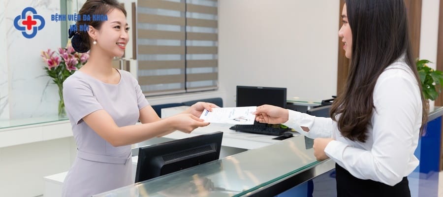 Đội ngũ nhân viên tư vấn tận tình hướng dẫn người bệnh