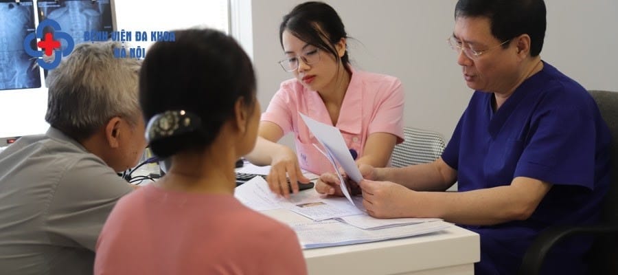 Người bệnh được chuyên gia thăm khám ân cần, kỹ lưỡng
