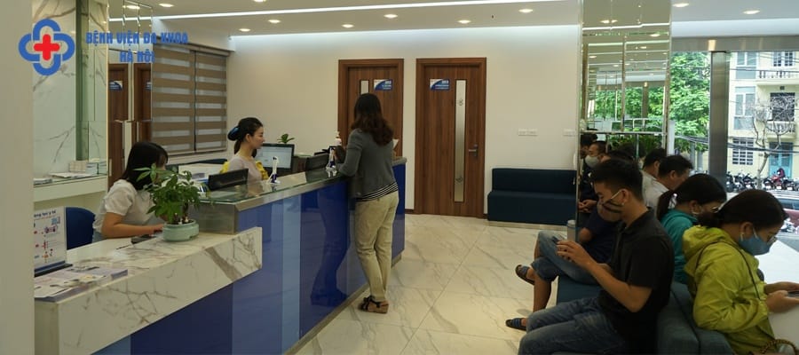 Người bệnh làm thủ tục tại Bệnh viện Đa khoa Hà Nội