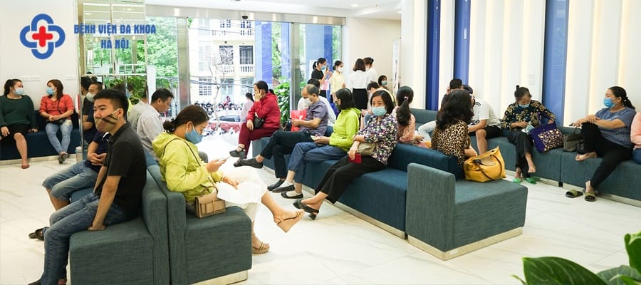 Người bệnh tới thăm khám và điều trị sỏi thận tại Bệnh viện Đa khoa Hà Nội