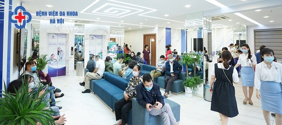 Người dân tới khám và điều trị tại Bệnh viện Đa khoa Hà Nội