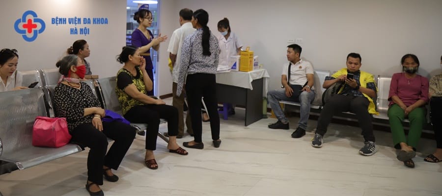 Nhân viên tư vấn tận tình, chu đáo cho người bệnh