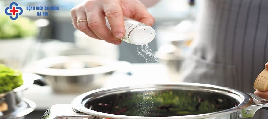 Sau nội soi tán sỏi niệu quản người bệnh không nên ăn mặn