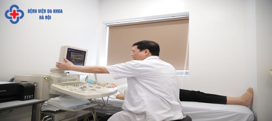 BS. TS Lê Sỹ Trung trực tiếp thực hiện siêu âm sỏi thận