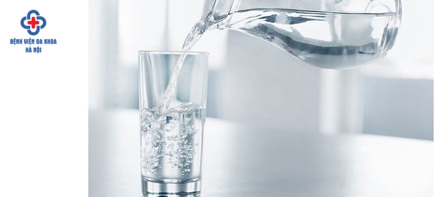 Nên uống nhiều nước để đào thải các chất cặn bã