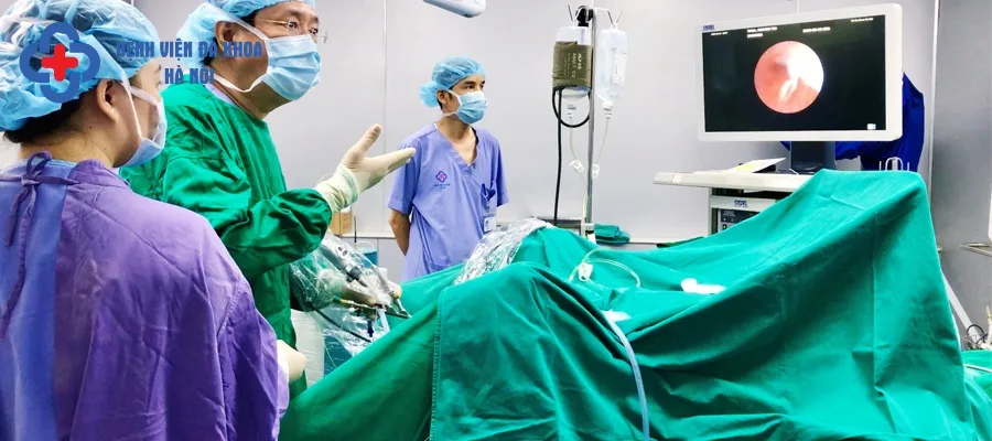 TS.BS Lê Sĩ Trung điều trị sỏi thận cho người bệnh