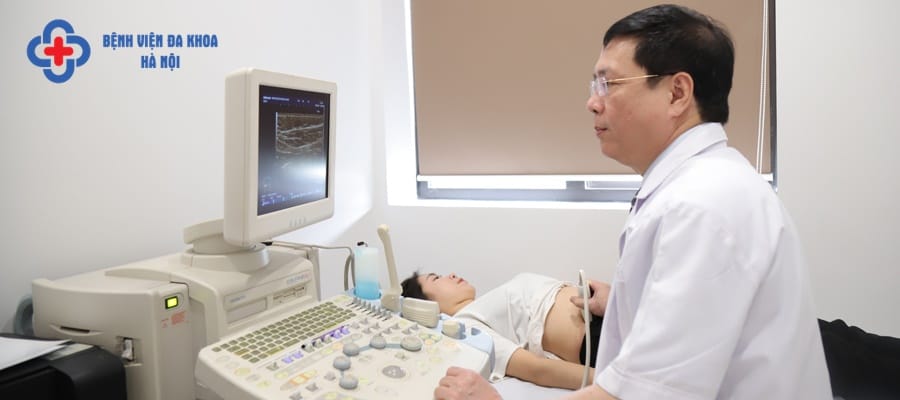 BS. Lê Sỹ Trung thực hiện thăm khám sỏi tiết niệu cho người bệnh