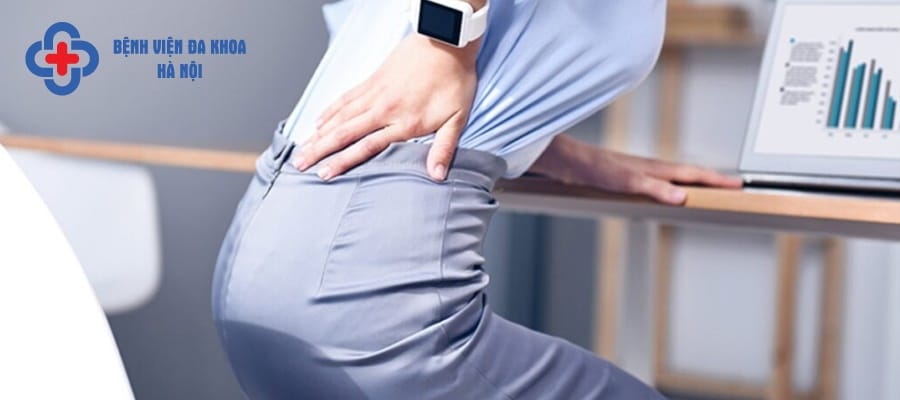 Đau thắt lưng là dấu hiệu dễ nhận biết khi mắc sỏi niệu quản bên phải