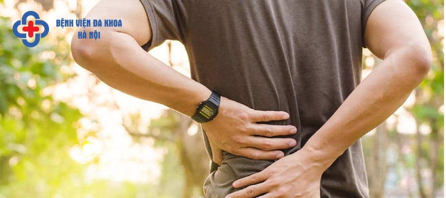 Đau vùng lưng là dấu hiệu dễ nhận thấy nhất của sỏi niệu quản