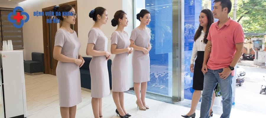 Nhân viên đón tiếp ân cần, chu đáo