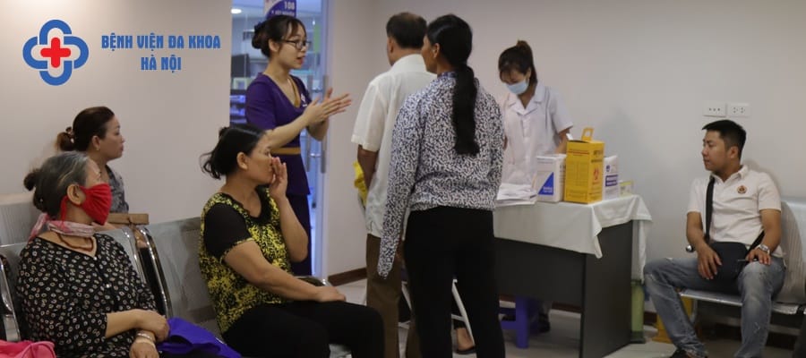 Nhân viên tư vấn giải đáp mọi thắc mắc của người bệnh