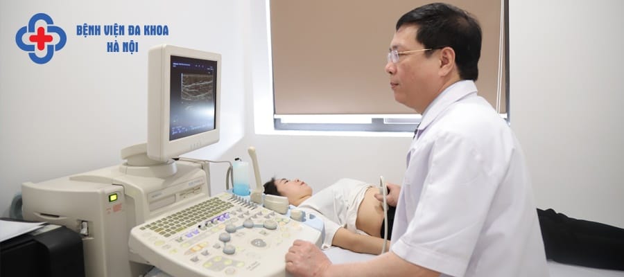 TS. BS Lê Sĩ Trung trực tiếp thăm khám cho bệnh nhân