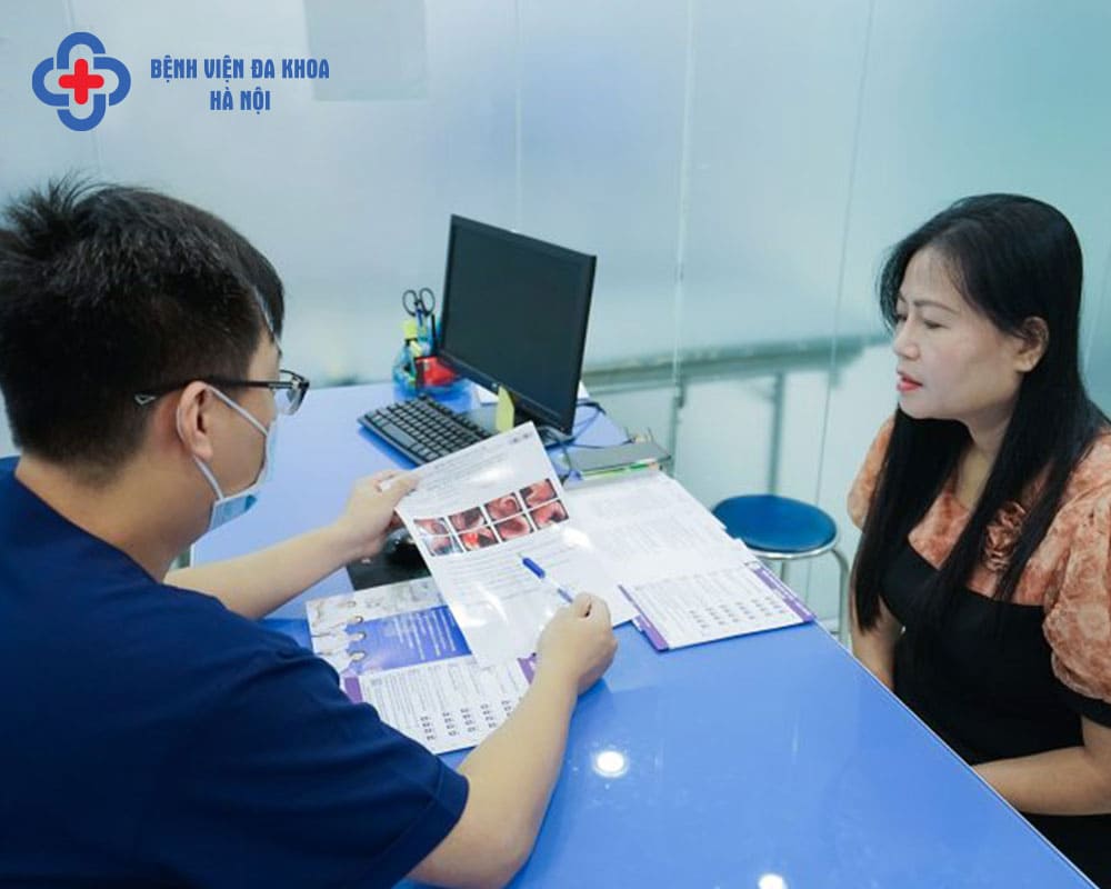 Khám lâm sàng là một trong những bước đầu trong chẩn đoán bệnh