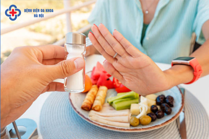Tại sao bệnh nhân mắc tim mạch cần hạn chế ăn mặn?