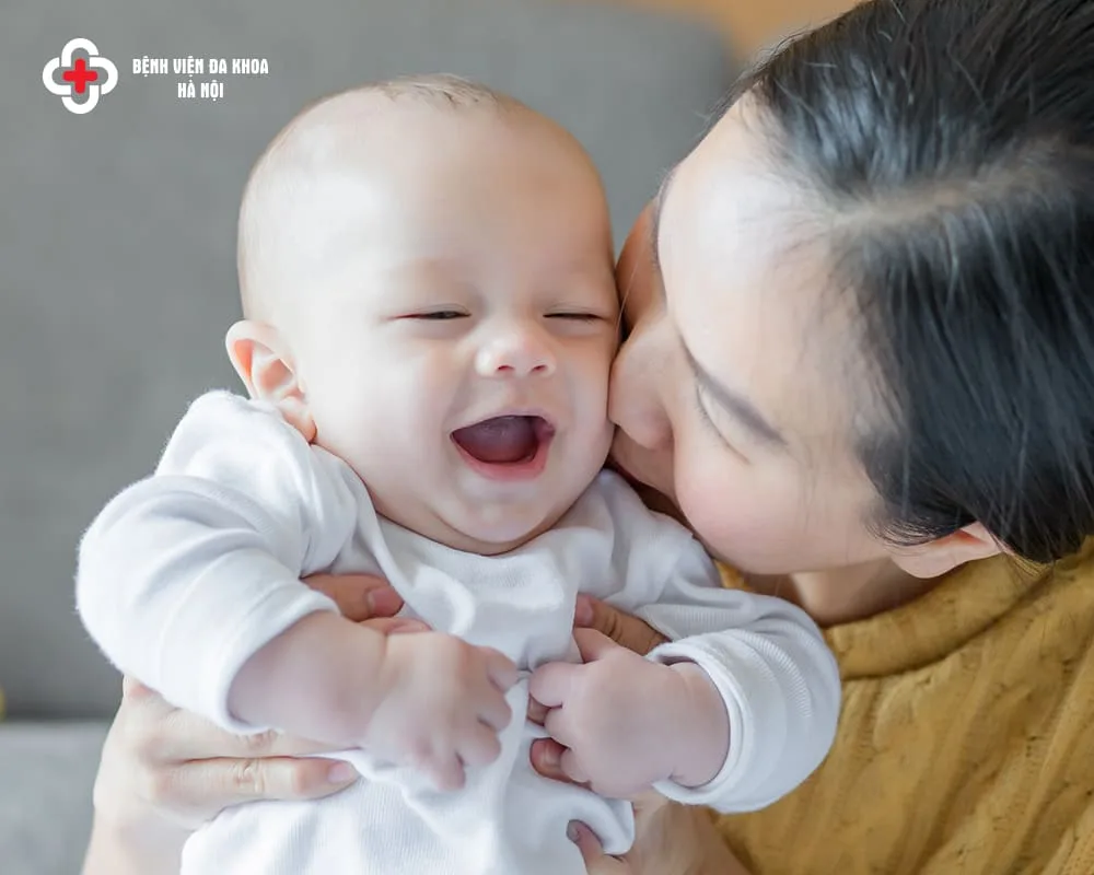 Em bé được sinh ra bằng phương pháp IVF vô cùng đáng yêu, bụ bẫm