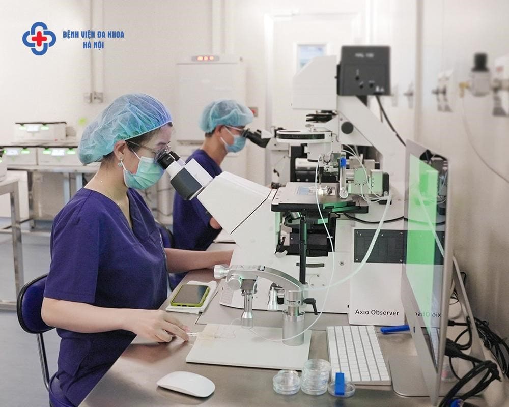 Sau chọc hút trứng, các bác sĩ sẽ tiến hành thụ tinh tạo thành phôi trong phòng Lab