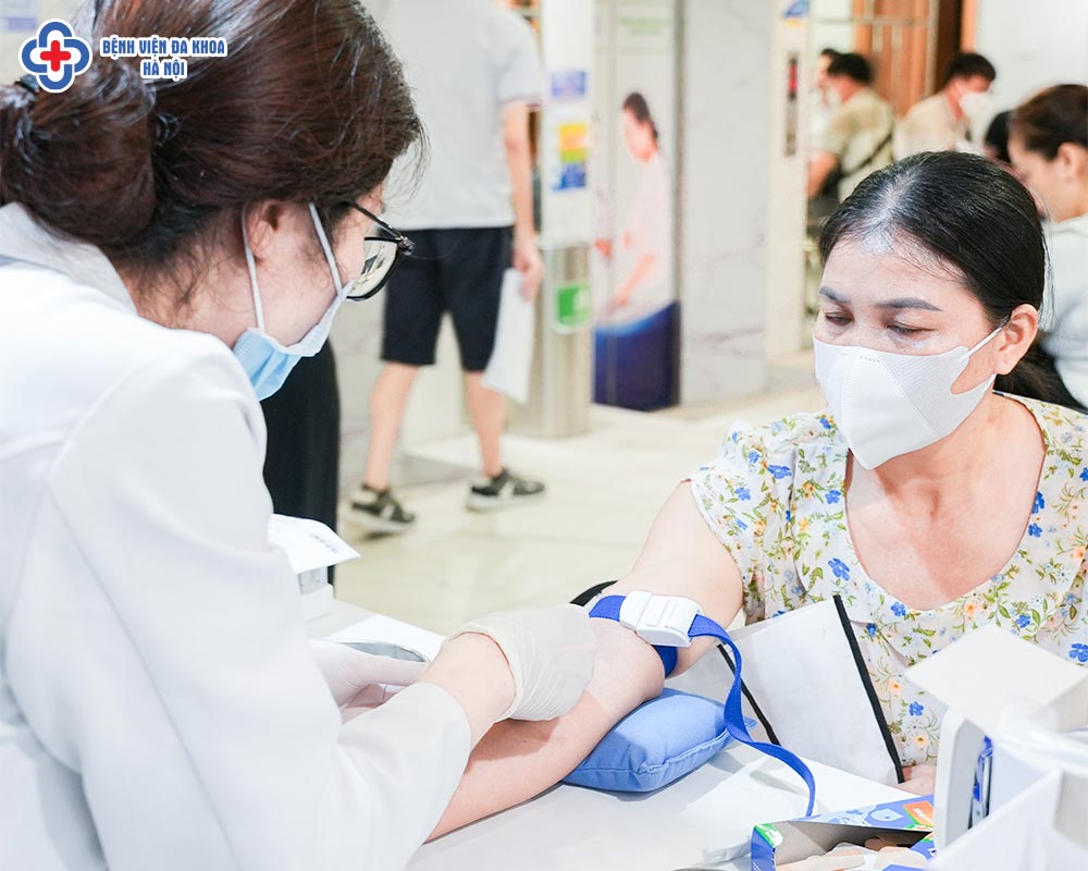 Xét nghiệm máu là phương pháp thường được chỉ định để tìm kiếm dấu vết ung thư