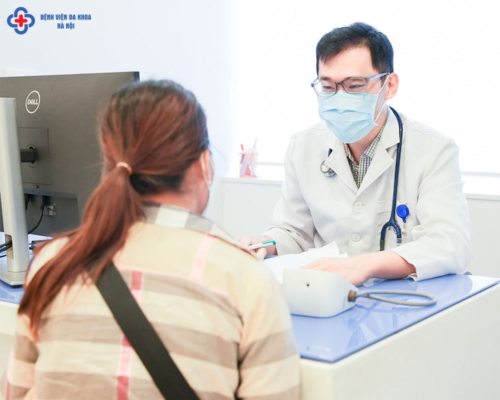 Ths. BS Phạm Duy Tùng tư vấn khách hàng tầm soát ung thư tại Bệnh Viện Đa khoa Hà Nội.