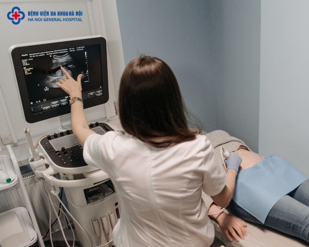 Chụp X-quang tử cung vòi trứng (HSG)