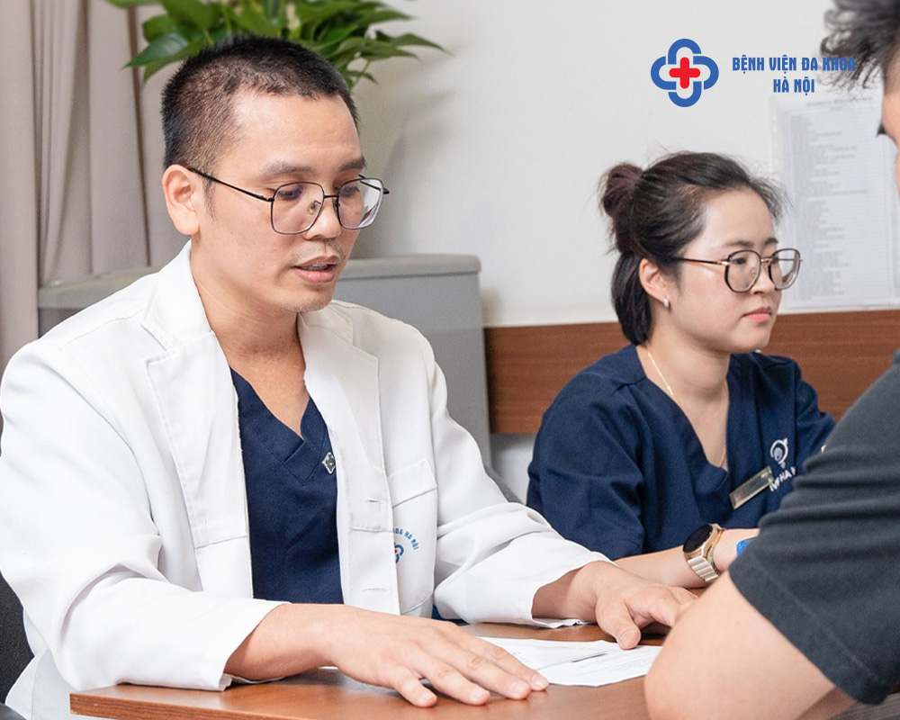 Khi có tình trạng vón cục tinh trùng, nam giới nên gặp bác sĩ chuyên khoa để được giúp đỡ