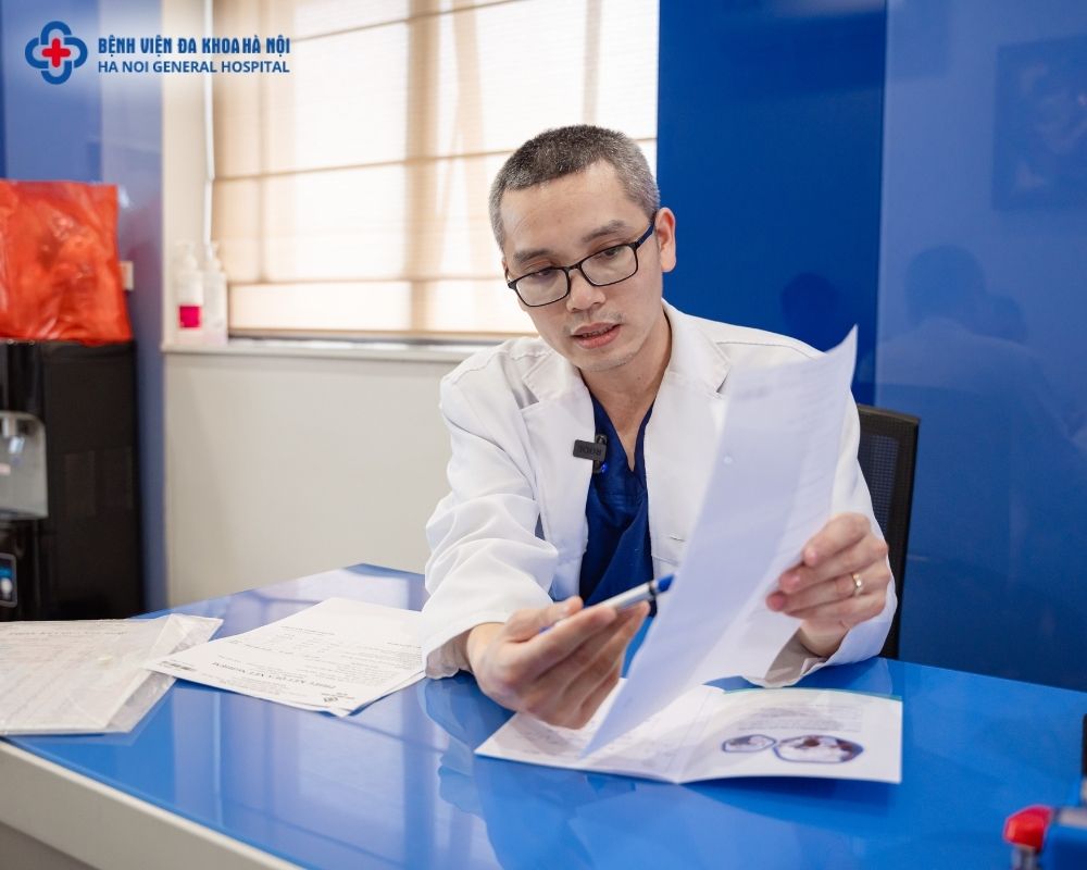 Bác sĩ CKI Trương Văn Phi, Trưởng Đơn nguyên Nam Khoa tại Bệnh viện Đa khoa Hà Nội