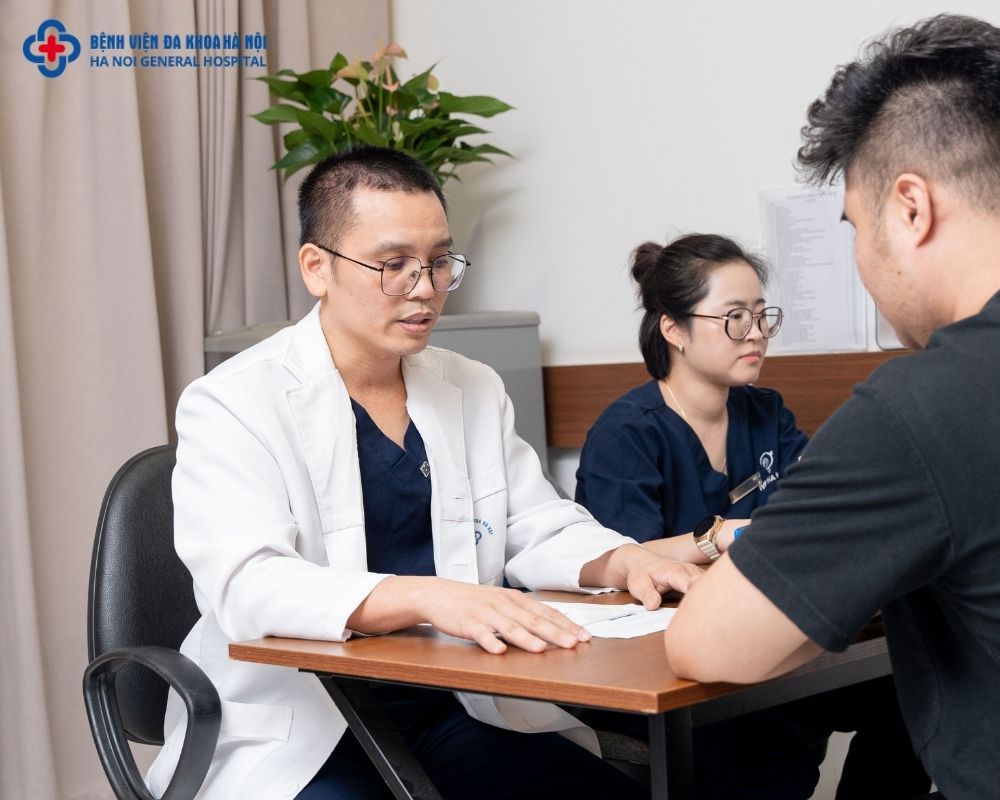 thăm khám và trao đổi trực tiếp với bác sĩ chuyên khoa