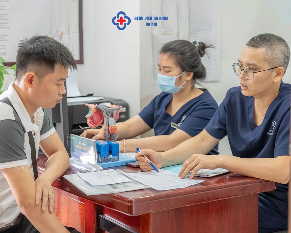 Thạc sĩ, bác sĩ Trương Văn Phi tư vấn cho khách hàng