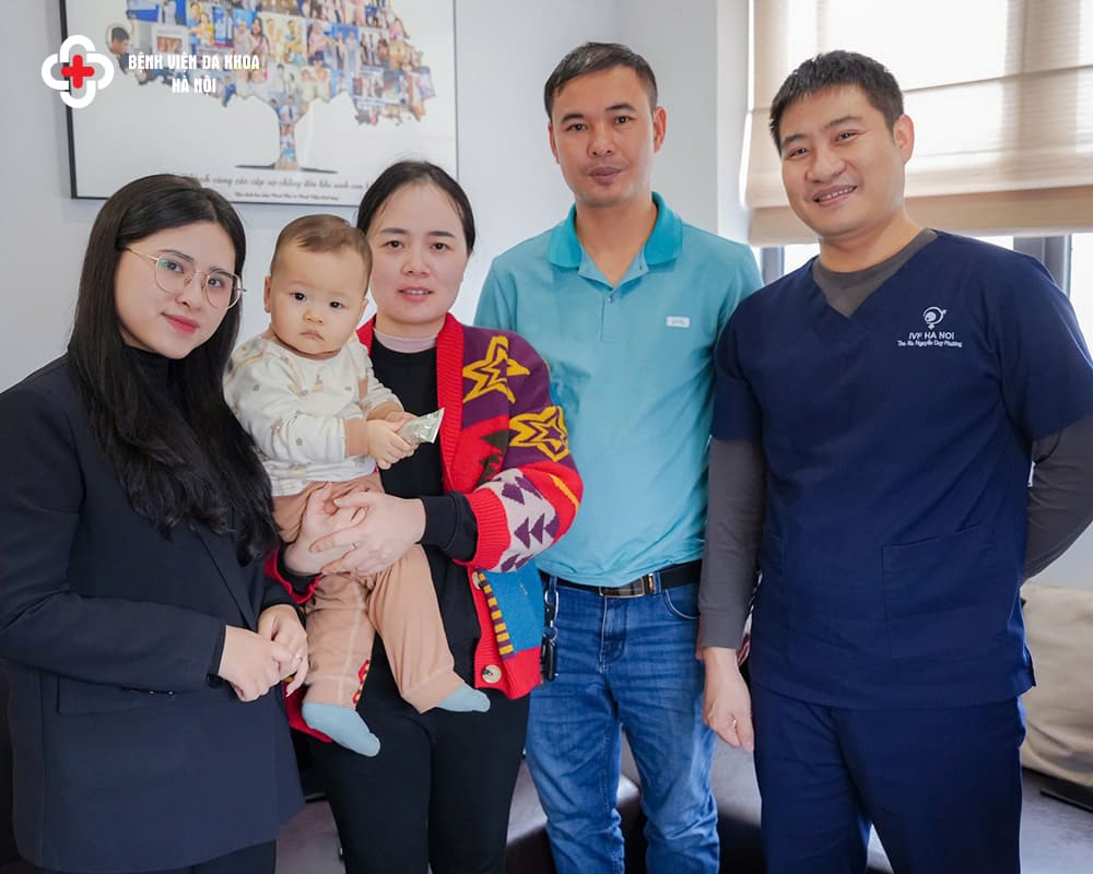 Gia đình lên thăm bác sĩ Phương để cảm ơn vì đã giúp vợ chồng đón con yêu về nhà